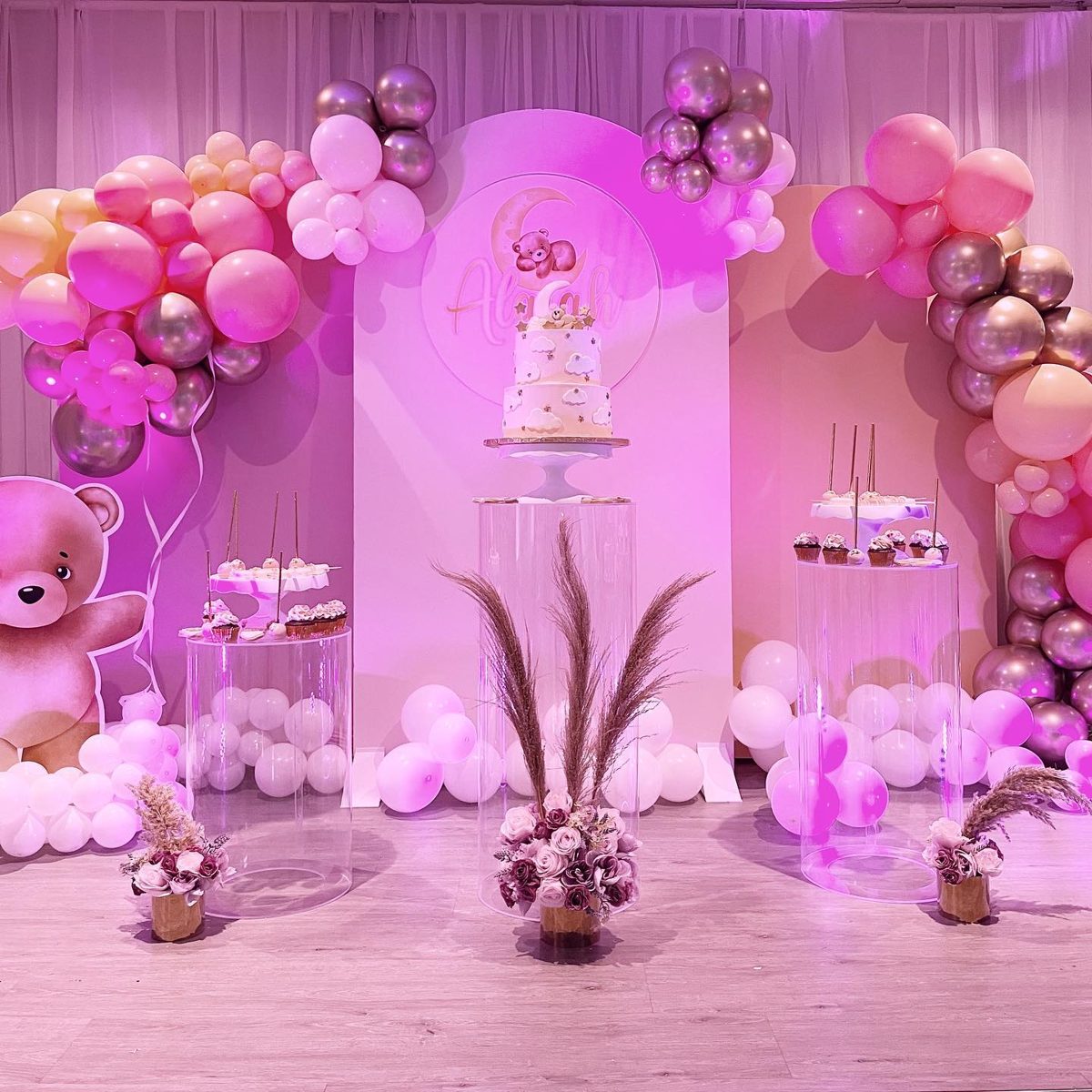 Teddy bear–themed celebration with balloon garlands and a dessert display